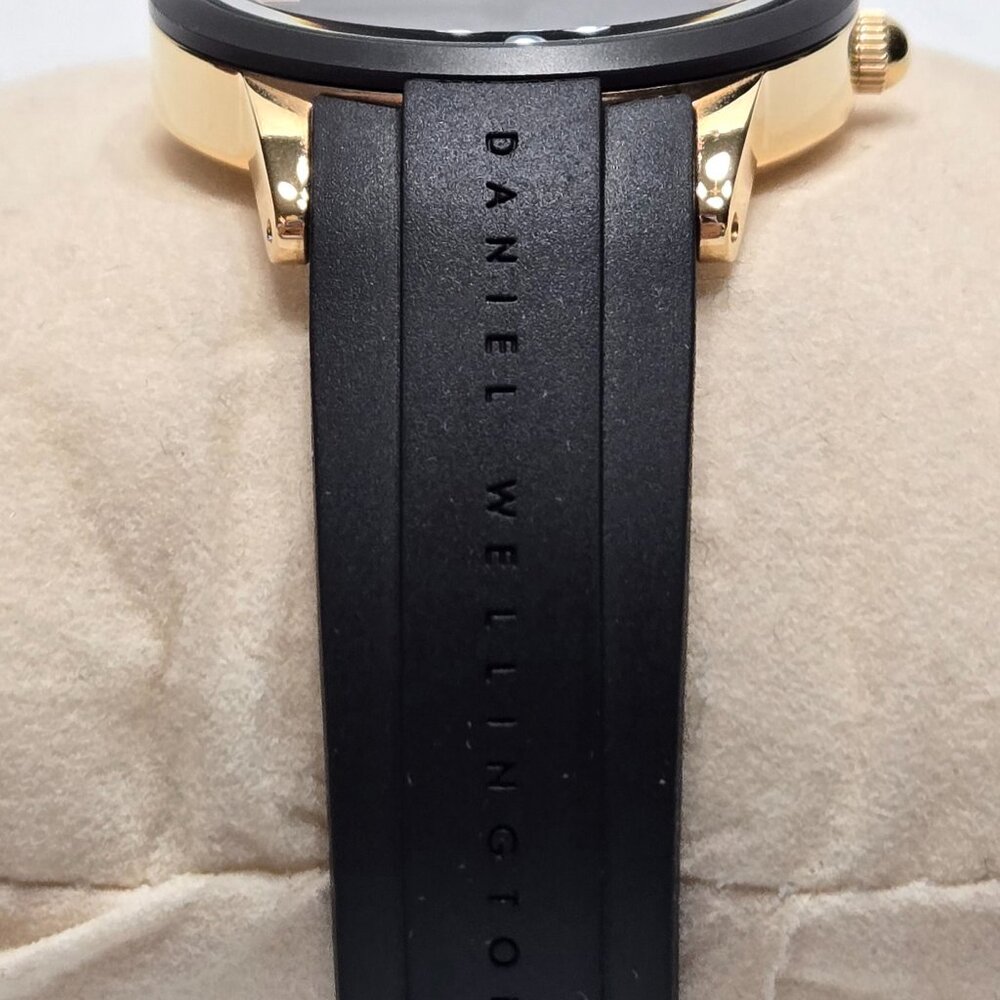 DANIEL WELLINGTON Iconic Motion 32 mm Watch Rose Gold Rubber Strap - Picture 11 of 16